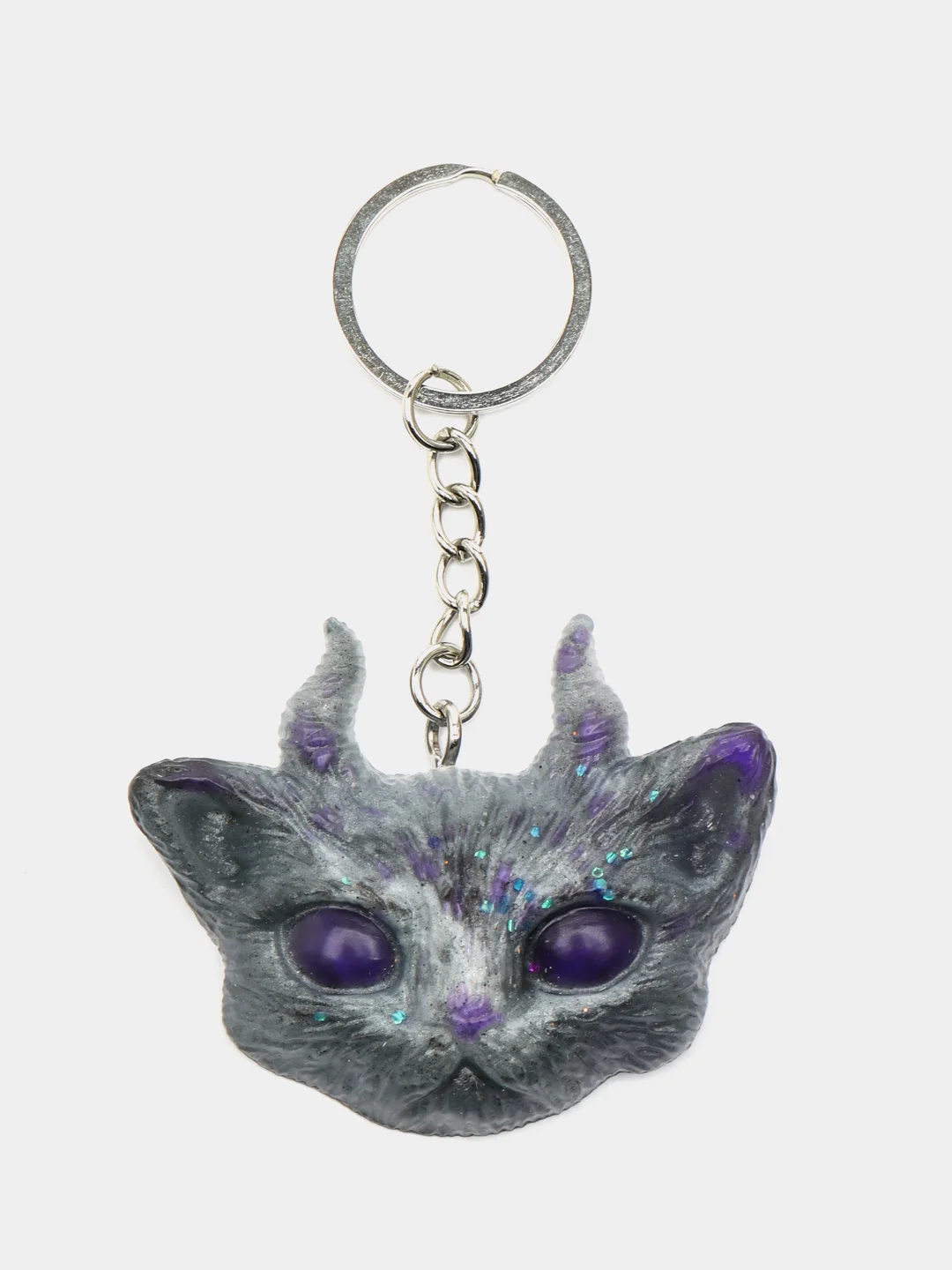 Серый брелок "Кот с рожками" из эпоксидной смолы, ручная работа