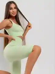 Спортивный женский костюм: шорты и топ