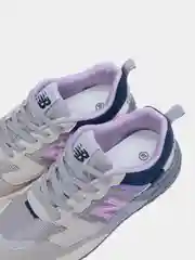 Кроссовки женские