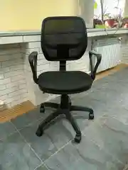 Черный компьютерное офисное кресло Сатурн сетка