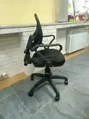 Черный компьютерное офисное кресло Сатурн сетка