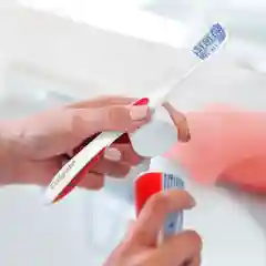 Зубная щетка Colgate "360 Optic White", средней жесткости