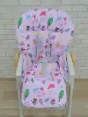 Коралловый универсальный чехол на стульчик для кормления.