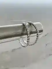 Круглые серьги кольца со стразами камнями цирконием цирконом под серебро