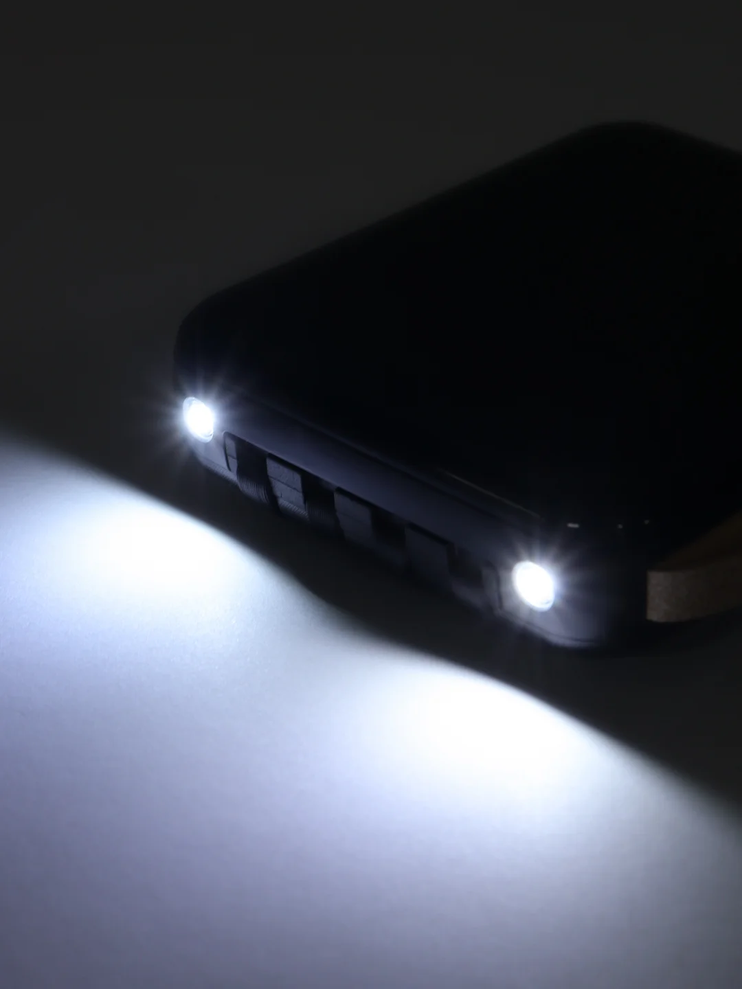 Черный powerbank со встроенными кабелями, Lightning, Type-C, фонарик, 20000 mAh