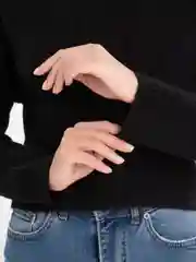 Черный свитер укороченный женский теплый
