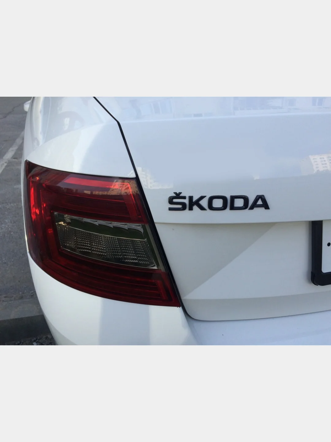 Черный орнамент-шильдик металлический SKODA / RAPID