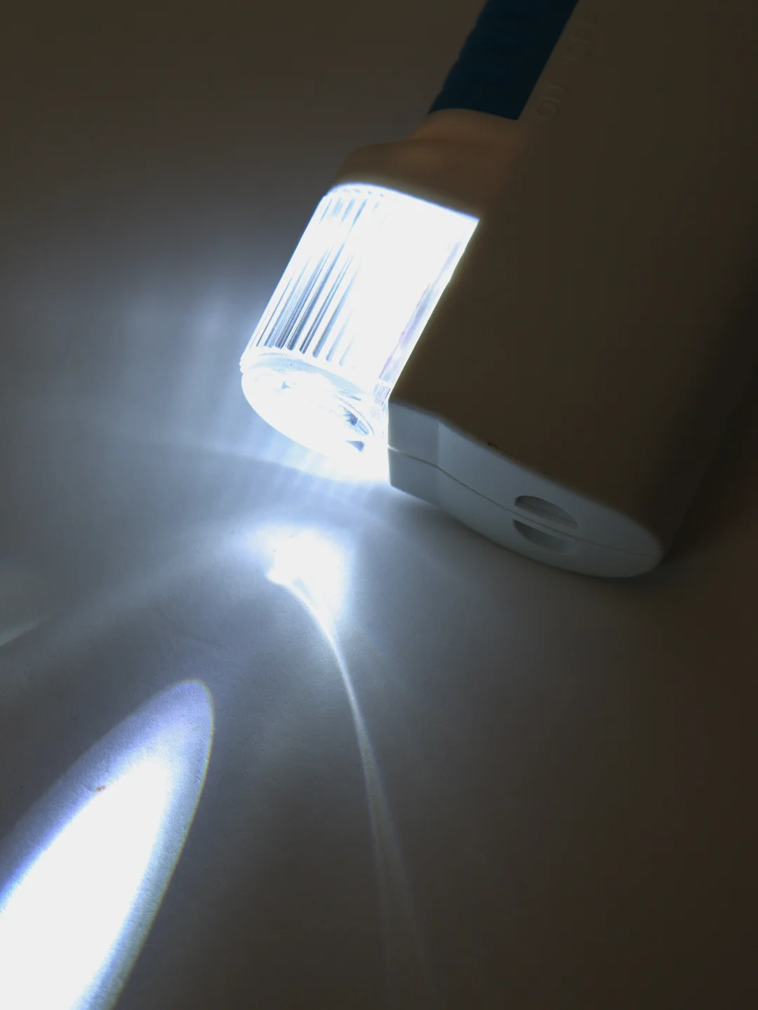 Лупа Pro Legend ручная круглая 12х, 38 мм, с фонариком и подсветкой (1 LED), белая
