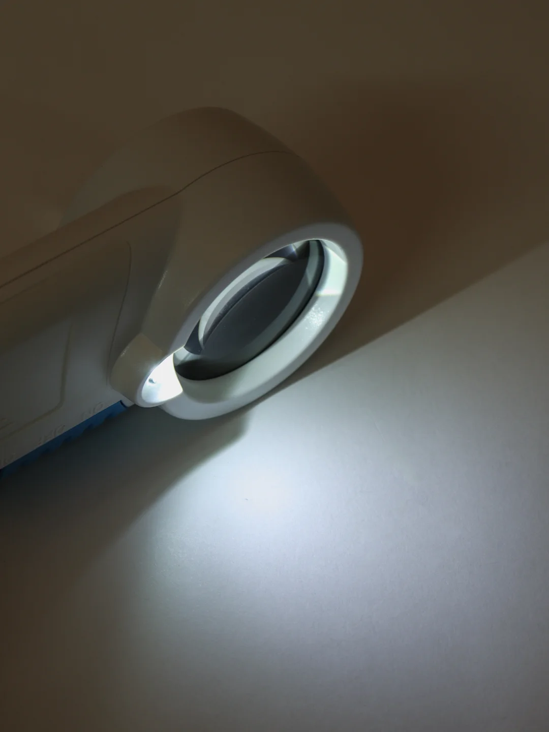 Лупа Pro Legend ручная круглая 12х, 38 мм, с фонариком и подсветкой (1 LED), белая