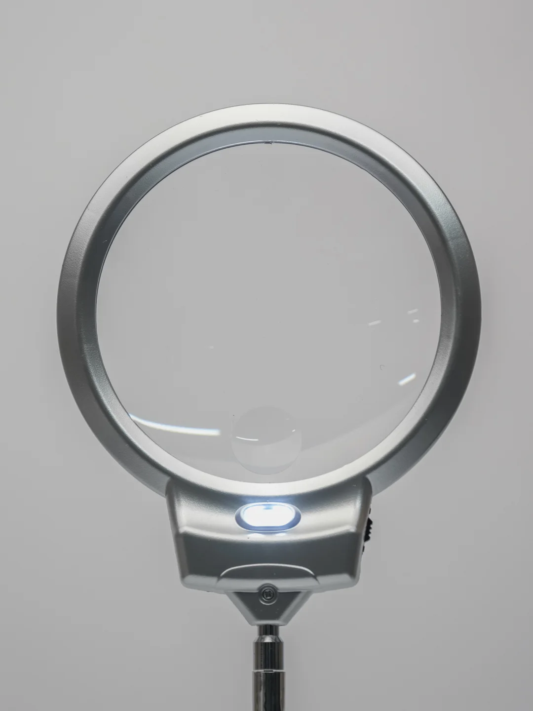 Лупа настольная 2x/5x-130мм на гибком штативе с подсветкой (2 LED)