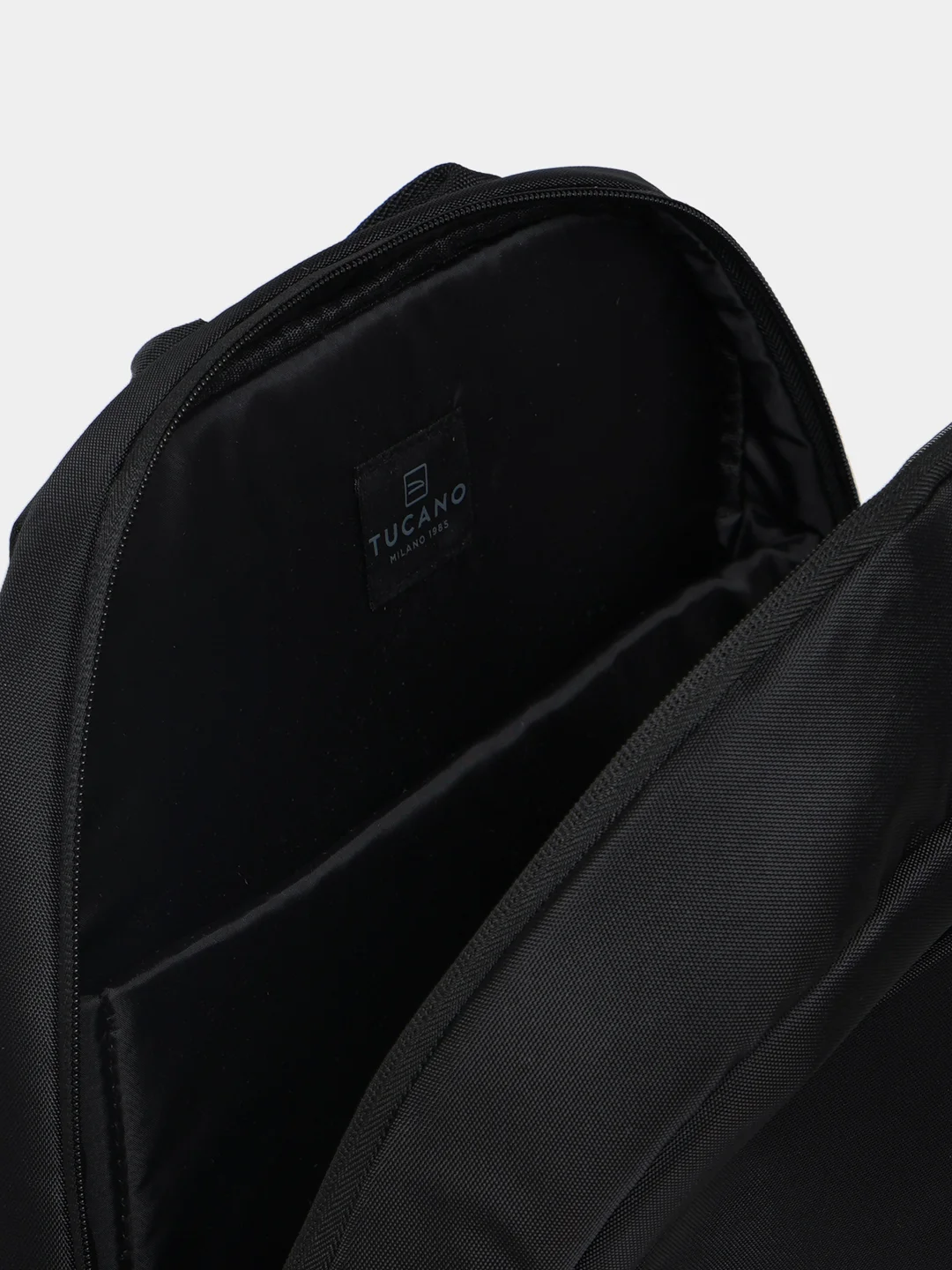 Рюкзак Tucano Forte Backpack 15.6", цвет черный