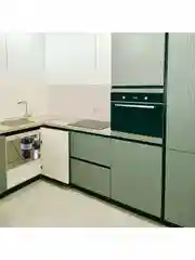 Черный измельчитель пищевых отходов электрический  HWD-400D01 имеет мощность 375 Вт 3200 об/мин