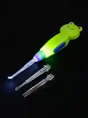 Зеленый палочка для чистки ушей , LED-подсветка, 3 насадки, от батареек, кошечка,лягушка, пёсик