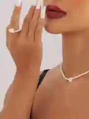 Белый кольцо женское из бисера с сердцем