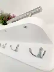 Белый ключница-полка для ключей в прихожую из натурального дерева