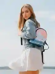 Пудровый мини рюкзак женский на лето с принтом