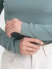 Небесно-голубой лонгслив женский в рубчик