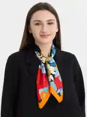 Алый платок шелковый на голову и шею
