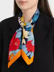 Алый платок шелковый на голову и шею