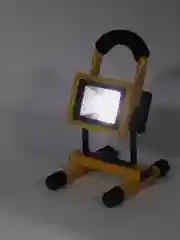Желтый прожектор светодиодный аккумуляторный переносной 100W