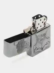 Серебряный зажигалка бензиновая с рельефным рисунком девушки
