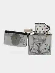 Серебряный зажигалка бензиновая с рельефным рисунком девушки