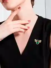 Зеленый брошь "Пчела"