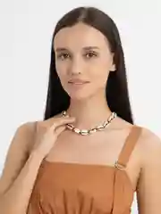 Белый чокер с ракушками