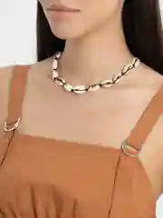 Белый чокер с ракушками