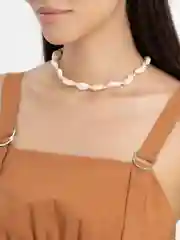 Белый чокер с ракушками