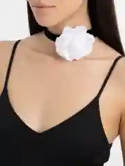 Белый чокер-брошь с цветком
