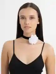Белый чокер-брошь с цветком