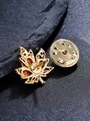 Брошь "Кленовый листик"