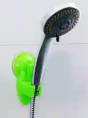 Белый держатель для душа на присоске