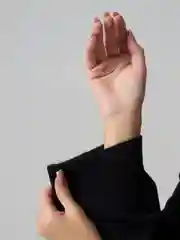 Серый свитер укороченный женский