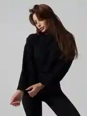 Серый свитер укороченный женский