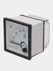 Белый вольтметр щитовой аналоговый IEK Э47 500В AC класс точности 1,5. IPV10-6-0500-E