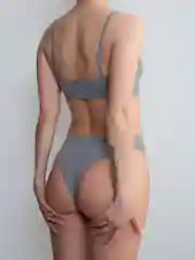 Черный бесшовный топ на тонких регулируемых бретелях Giulia CAMI TOP RIB 02