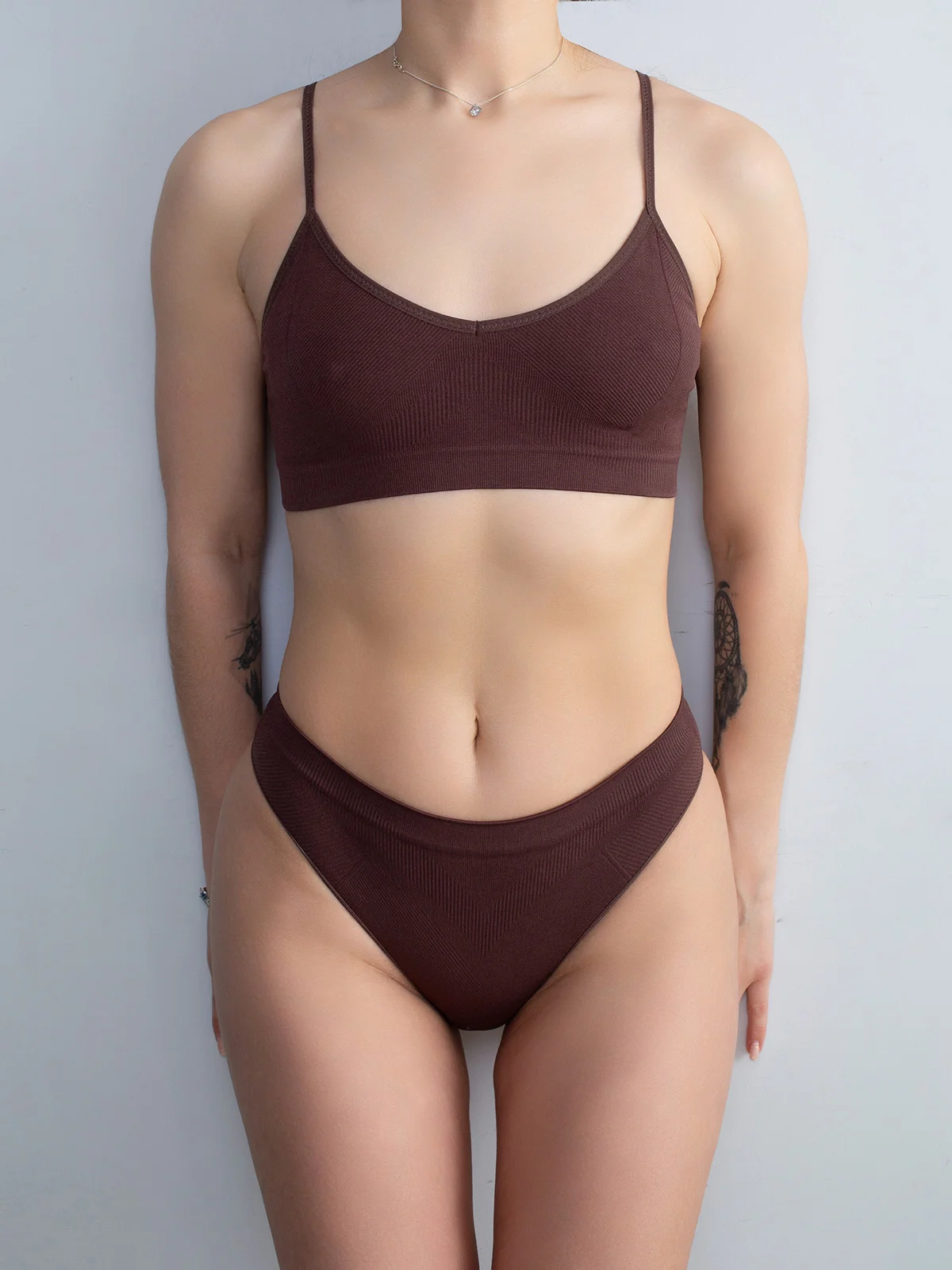 Коричневый бесшовный топ на тонких регулируемых бретелях Giulia CAMI TOP RIB 02