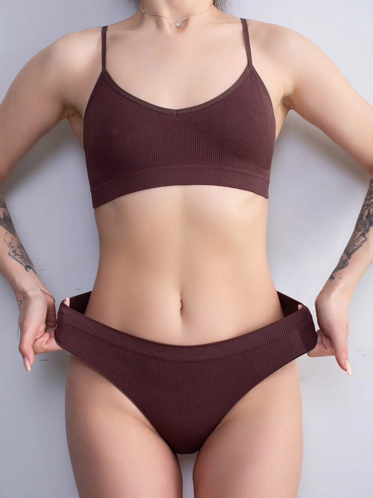 Коричневый бесшовный топ на тонких регулируемых бретелях Giulia CAMI TOP RIB 02