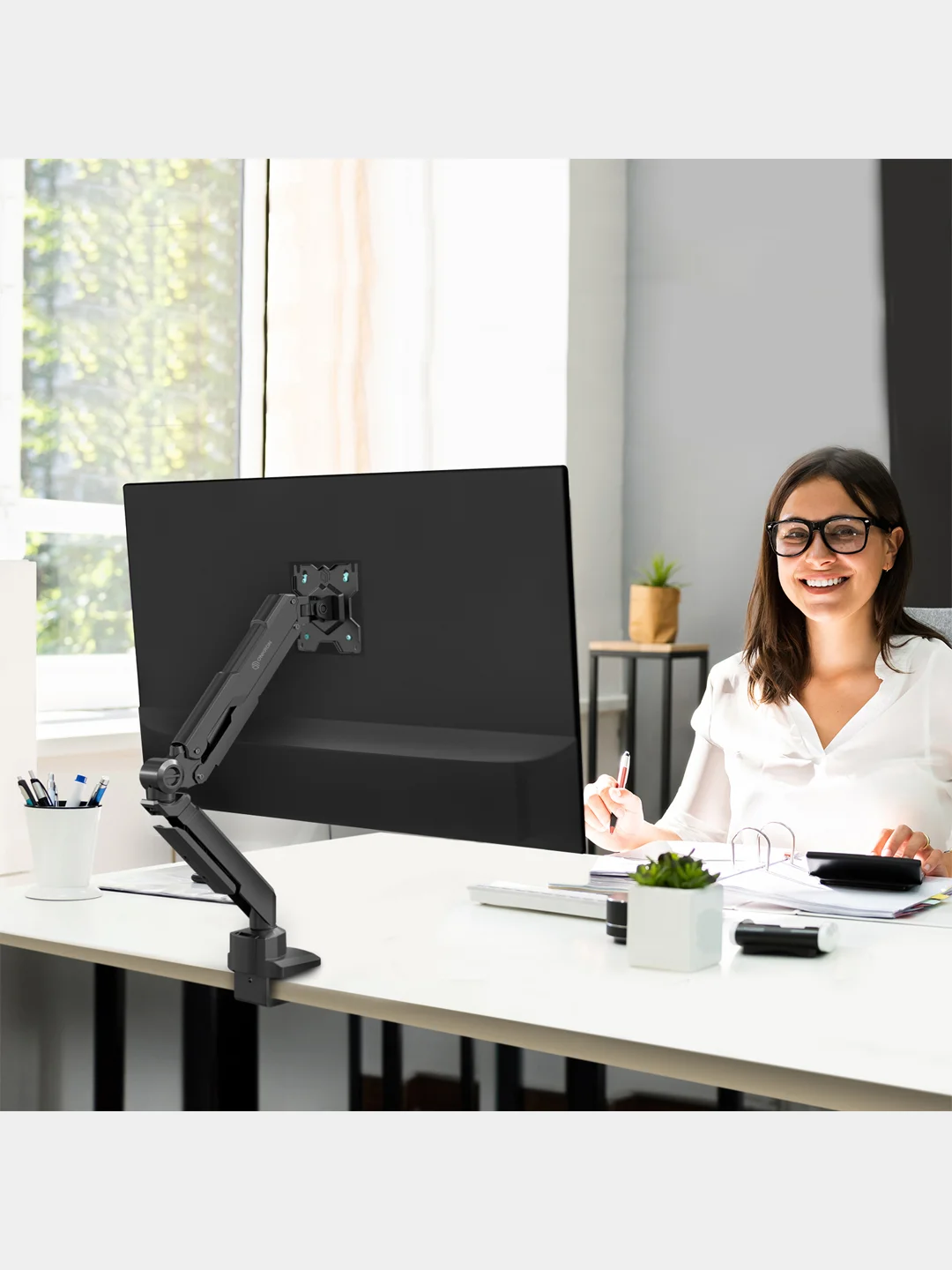 Черный кронштейн для монитора 13"-34" ONKRON G90 настольный, до 10 кг, черный