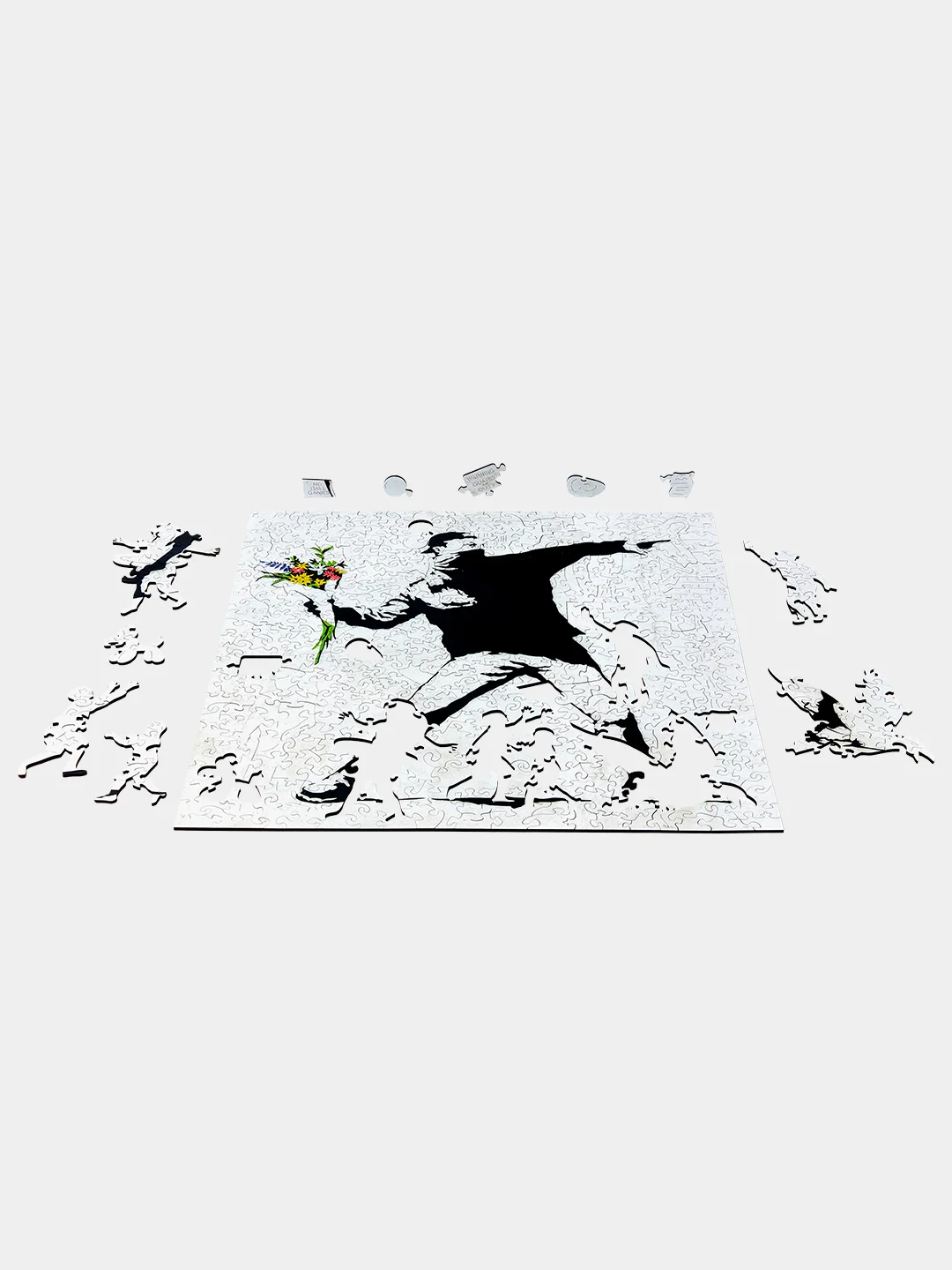 Деревянный фигурный пазл Active Puzzles "Метатель цветов. Бэнкси", 40х40 см, 450 деталей