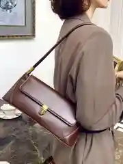 Шоколадный сумка багет женская через плечо