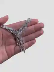 Комплект украшений. Блестящие серьги и ожерелье