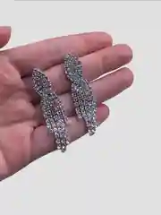 Комплект украшений. Блестящие серьги и ожерелье