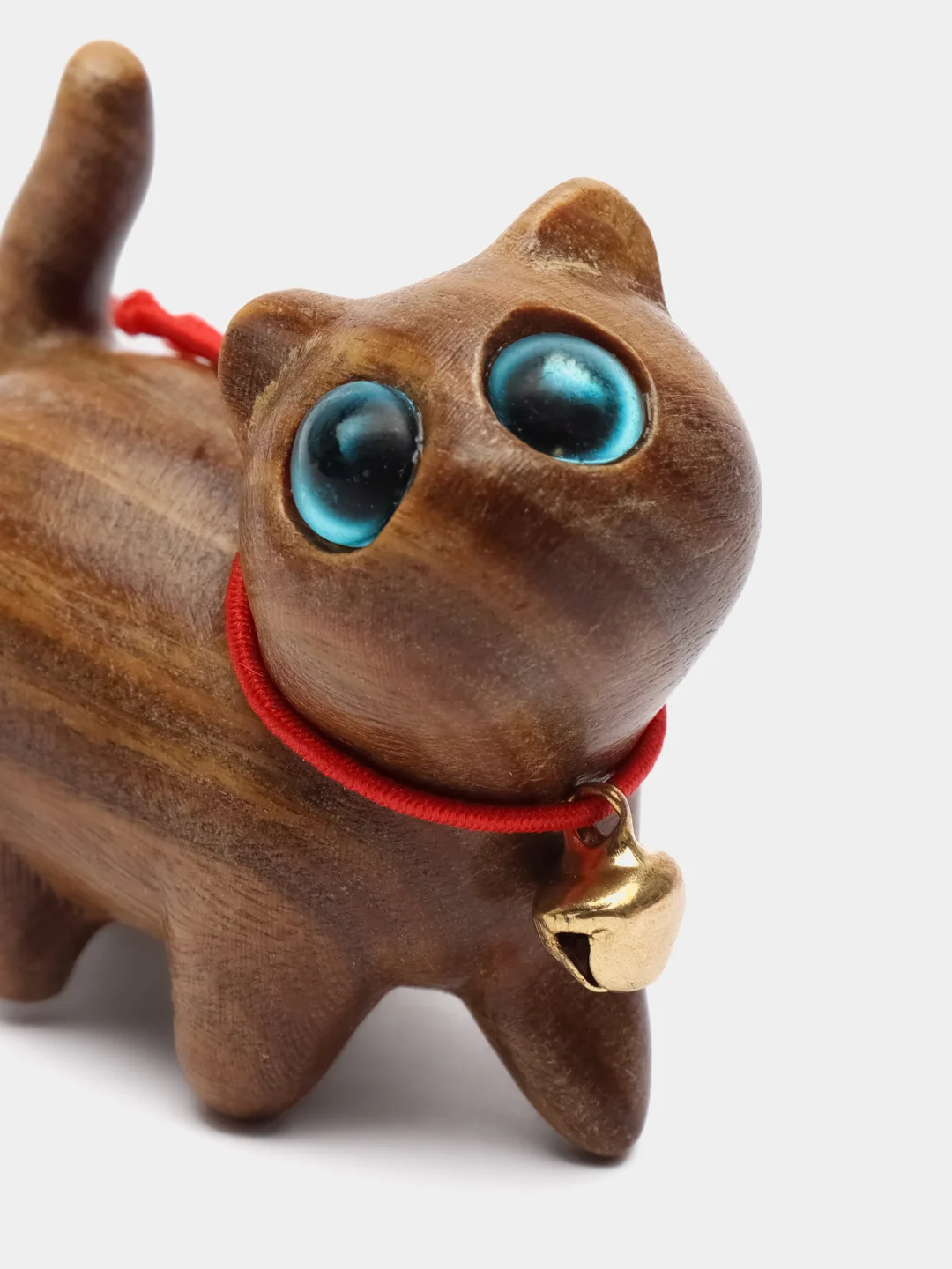 Коричневый фигурка котенка из сандала