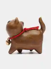 Коричневый фигурка котенка из сандала