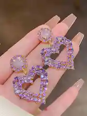 Женские серьги - подвески в форме сердца со стразами и камнями