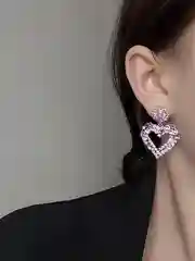 Женские серьги - подвески в форме сердца со стразами и камнями