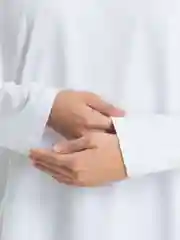 Белый лонгслив с разрезом